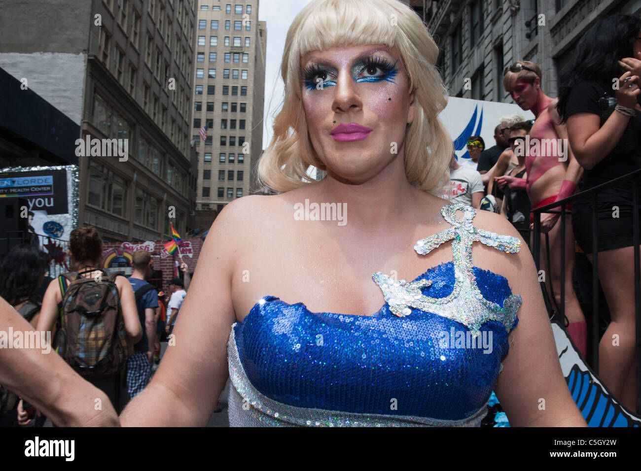Una drag queen marche nel 2011 Gay Pride Parade in New York City. Foto Stock