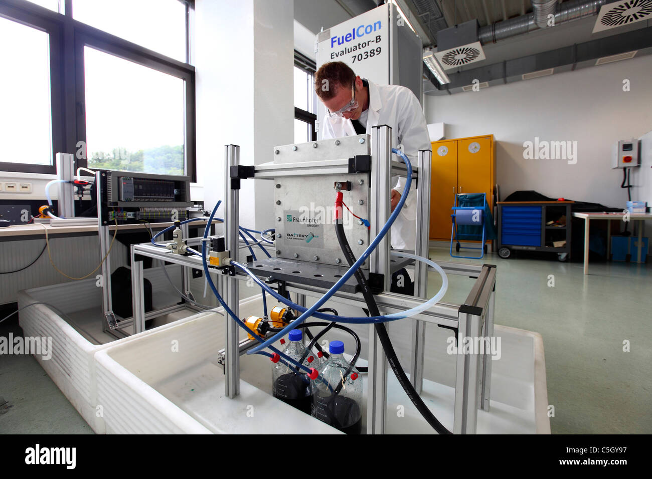 Fraunhofer Umsicht istituto per la ricerca scientifica. La ricerca di Redox-Flow batterie per lo stoccaggio di energia rinnovabile. Foto Stock