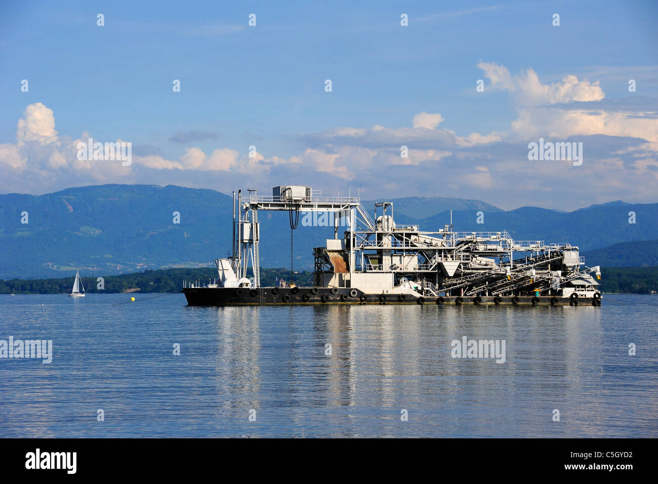 Draga di ghiaia sul Lago di Ginevra (Lac Leman) Foto Stock