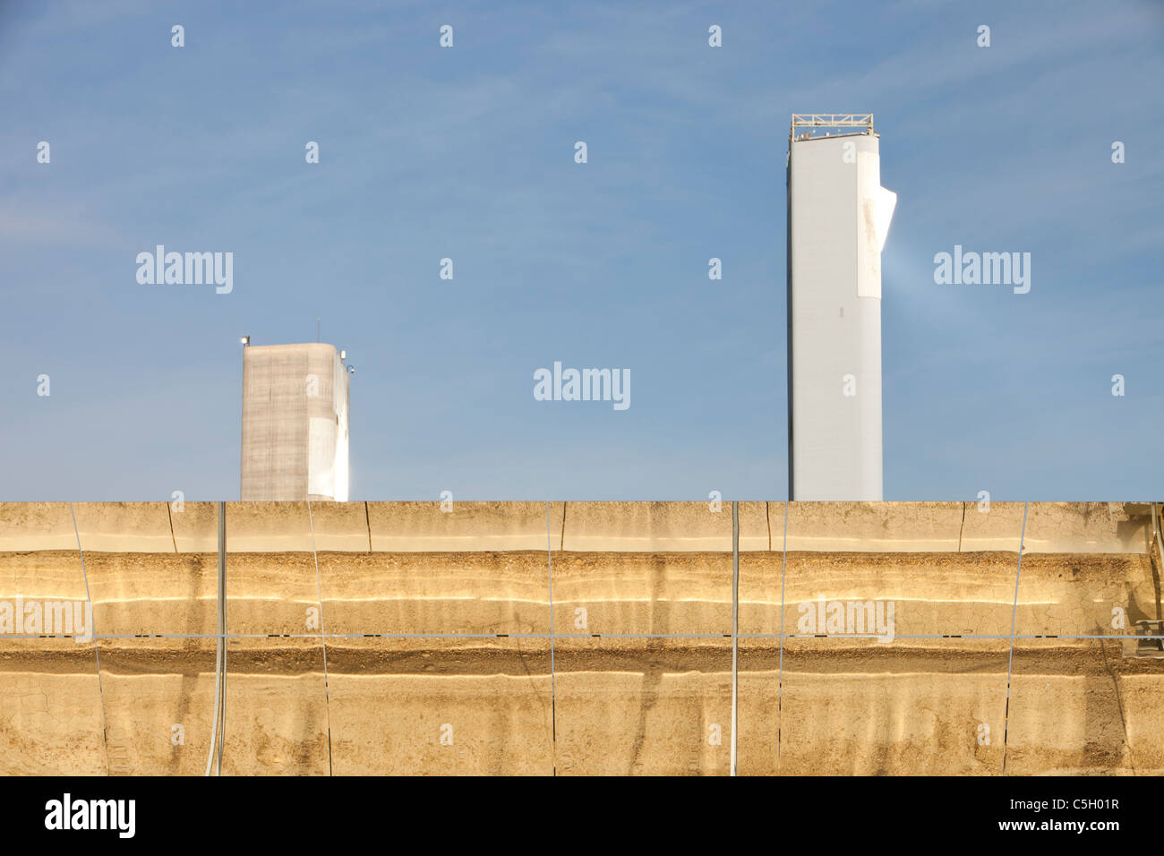 Parte dell'Solucar complesso solare di proprietà di Abengoa energia, a Sanlucar La Mayor, Andalusia. Foto Stock