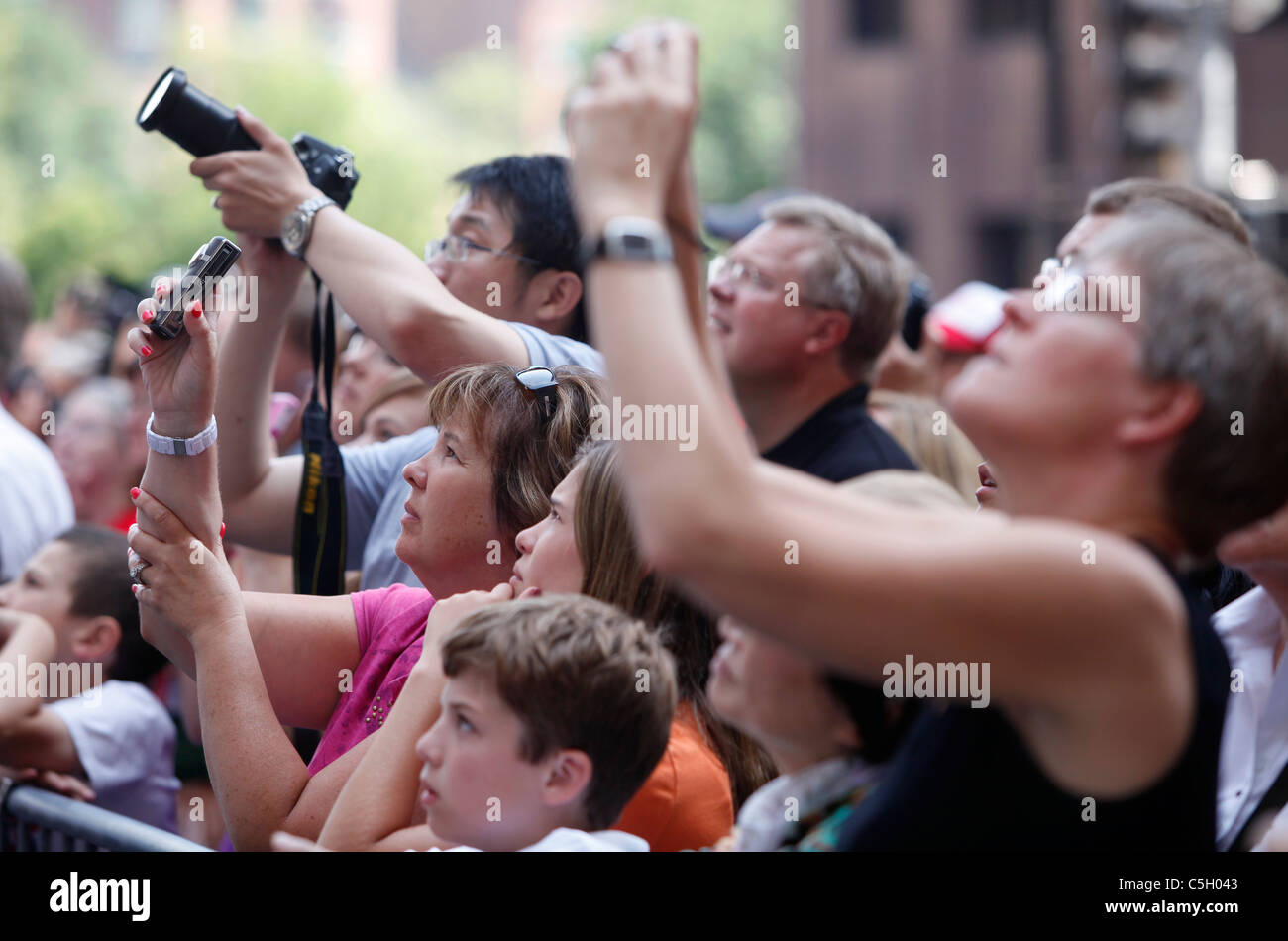 La folla di persone scattare fotografie Foto Stock