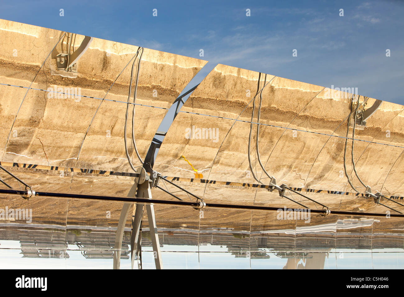 Parte dell'Solucar complesso solare di proprietà di Abengoa energia, a Sanlucar La Mayor, Andalusia. Foto Stock