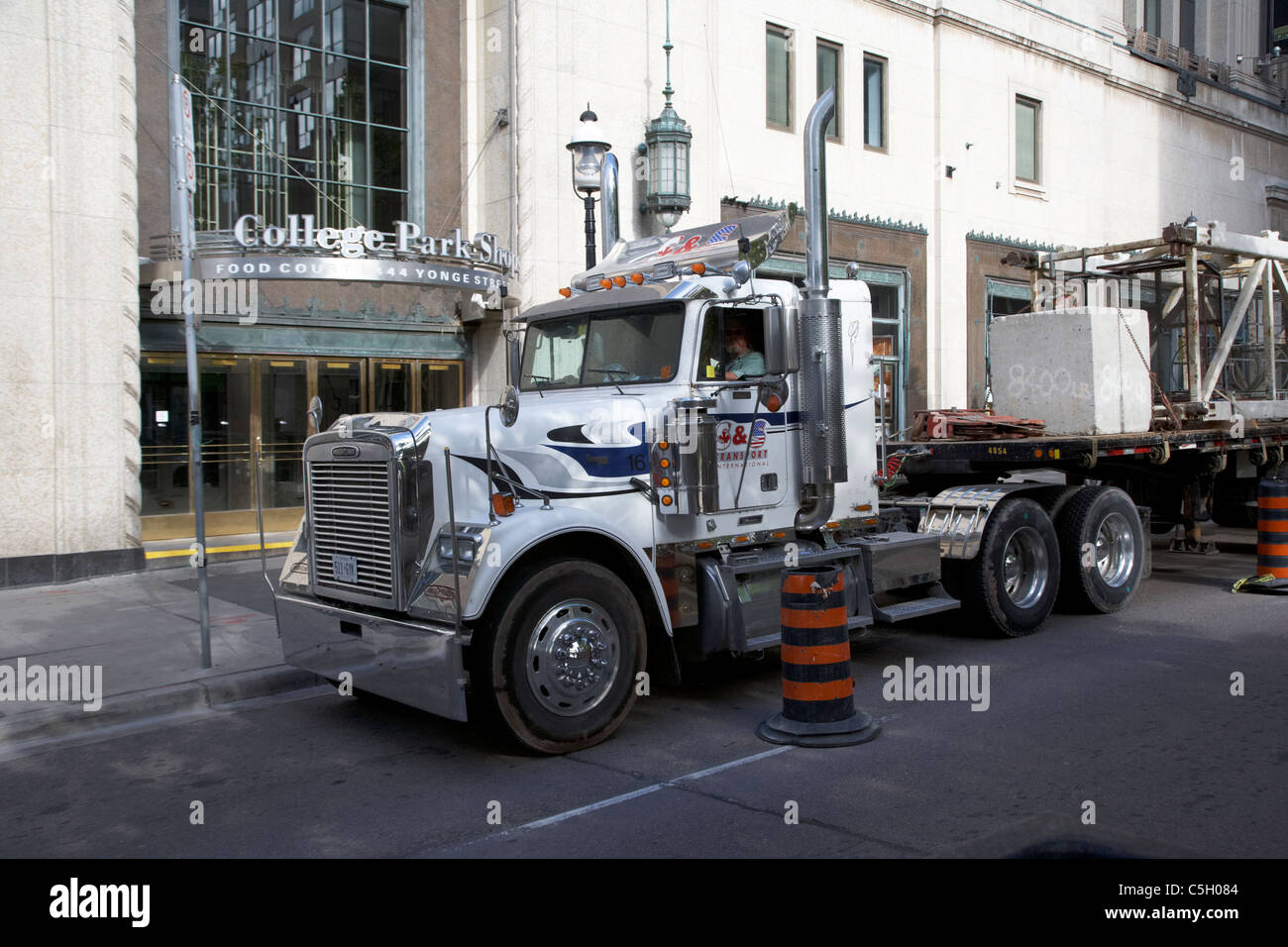 Grandi semi carrello di traino del rimorchio carico di grandi dimensioni attraverso le strade del centro cittadino di Toronto Ontario Canada Foto Stock