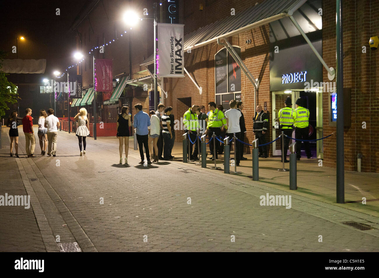 Le persone si sono riunite al di fuori di locali notturni e bar a Norwich, Regno Unito Foto Stock