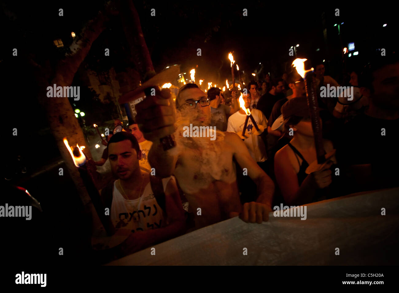 I manifestanti che partecipano a una torcia accesa marzo contro un aumento dei prezzi di alloggiamento nel paese. centro di Tel Aviv in Israele. La giustizia sociale protestare anche chiamato tende protesta erano una serie di manifestazioni in Israele a partire dal mese di luglio 2011 coinvolge centinaia di migliaia di manifestanti da una varietà di socio-economica opponendosi al continuo aumento del costo della vita in particolare l'alloggiamento. Foto Stock