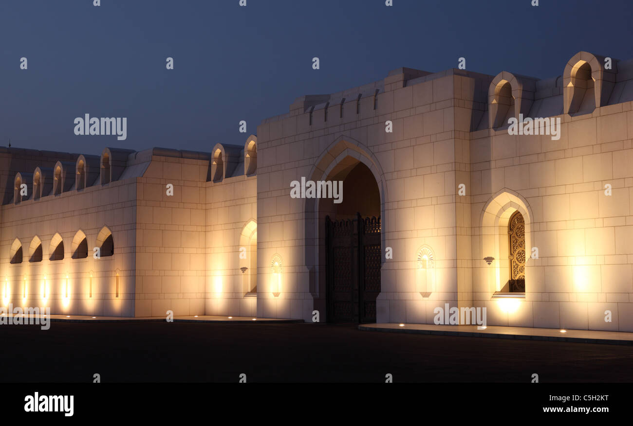 King's Palace illuminata di notte. Il Muscat, Sultanato di Oman Foto Stock