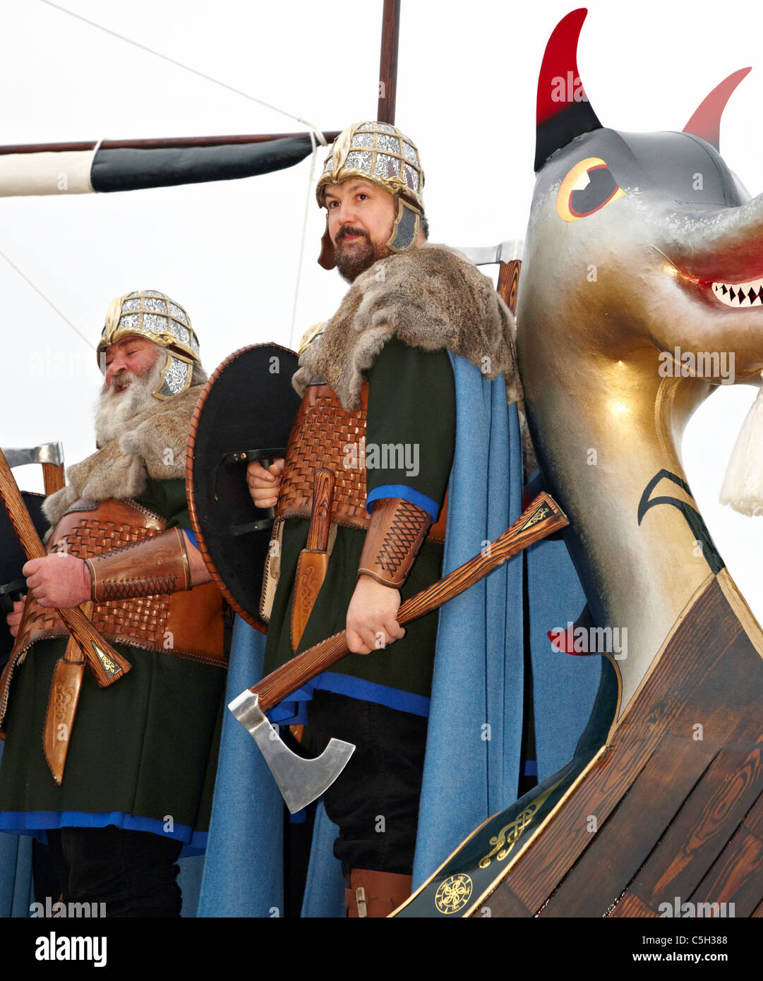 I vichinghi su un Longboat al fino di Helly Aa Festa del Fuoco le Isole Shetland Foto Stock