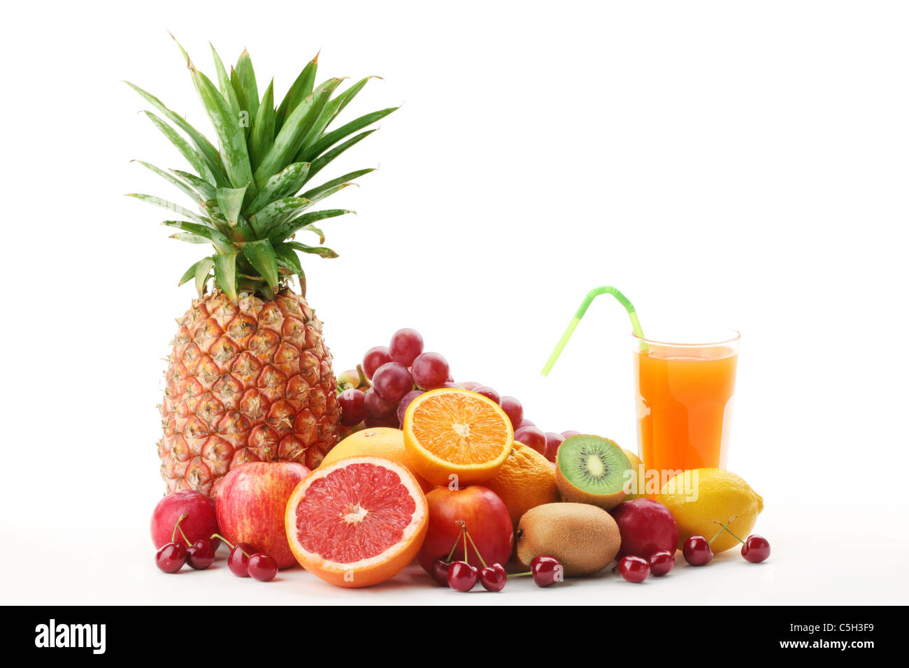 Pila di frutta con succo di frutta su uno sfondo bianco. Foto Stock