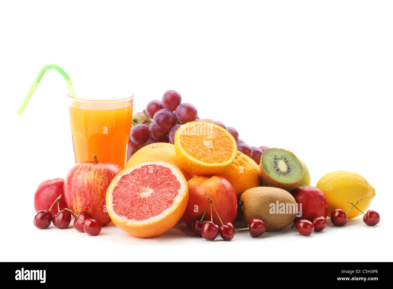 Pila di frutta con succo di frutta su uno sfondo bianco. Foto Stock