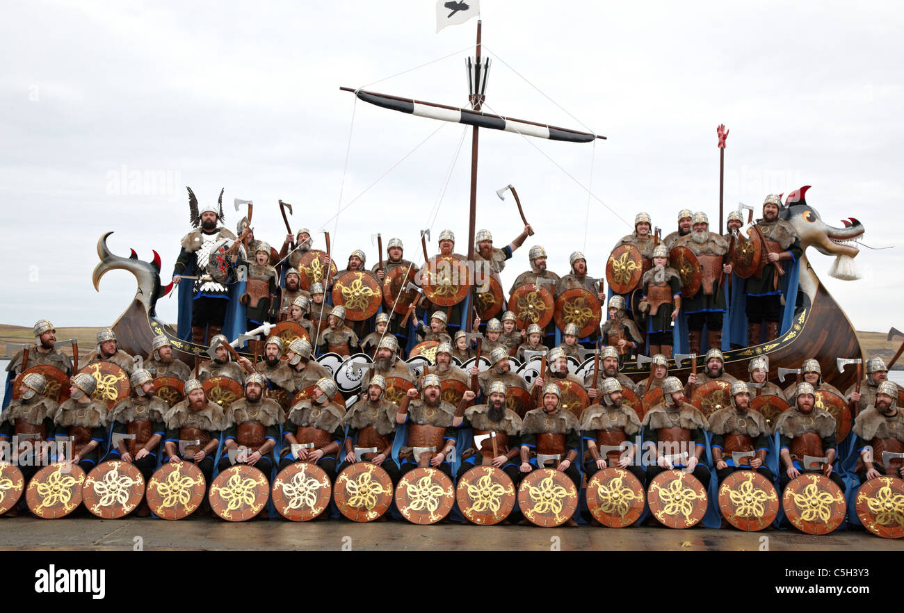 I vichinghi al fino di Helly Aa Festa del Fuoco le Isole Shetland Foto Stock