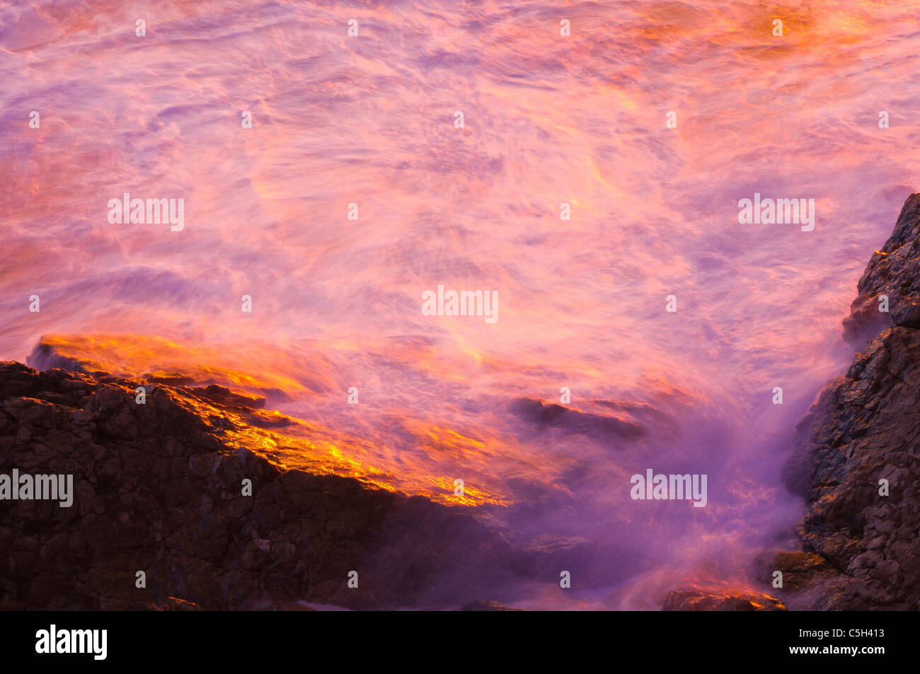 Luce della Sera su rocce e surf, Julia Pfeiffer Burns State Park, Big Sur, California Foto Stock
