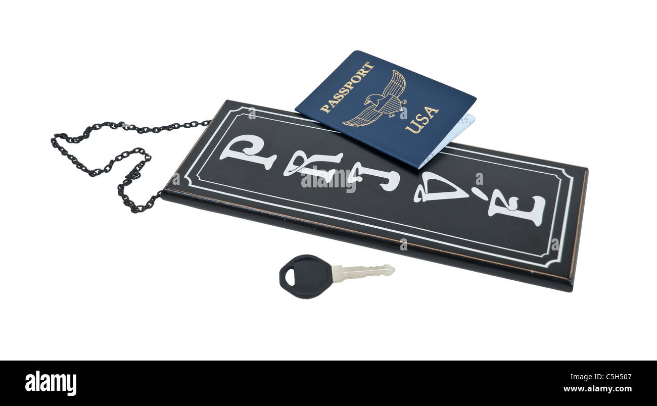 Un segno contrassegnati come privati in francese da appendere alla porta per la privacy con un passaporto e la chiave - percorso incluso Foto Stock
