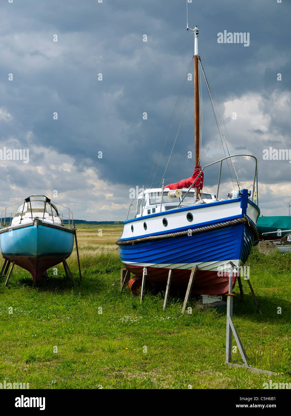 Imbarcazioni da diporto puntellato su erba a Aldeburgh Suffolk Foto Stock