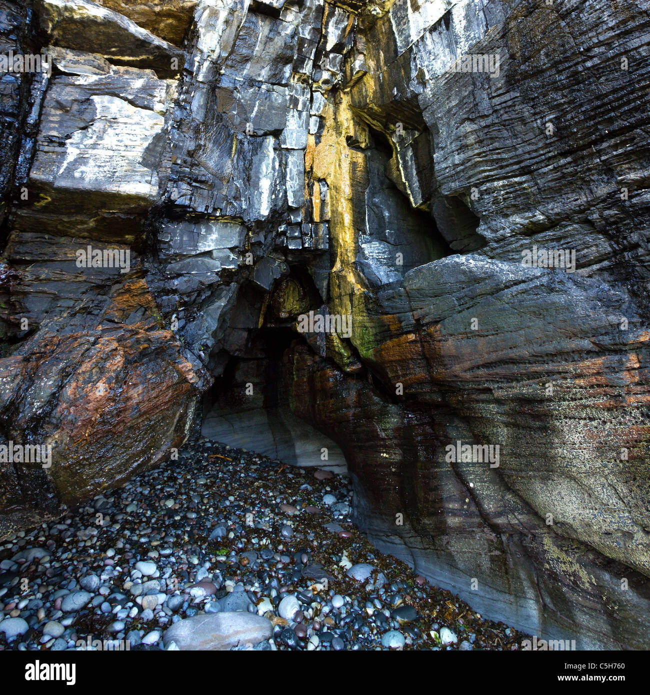 Mare poco profondo e grotte, Glasnakille, Skye, Scotland, Regno Unito Foto Stock