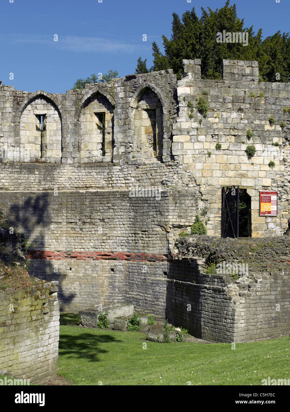 Resti rovina rovine della Torre Multangular in estate York North Yorkshire Inghilterra Regno Unito GB Gran Bretagna Foto Stock