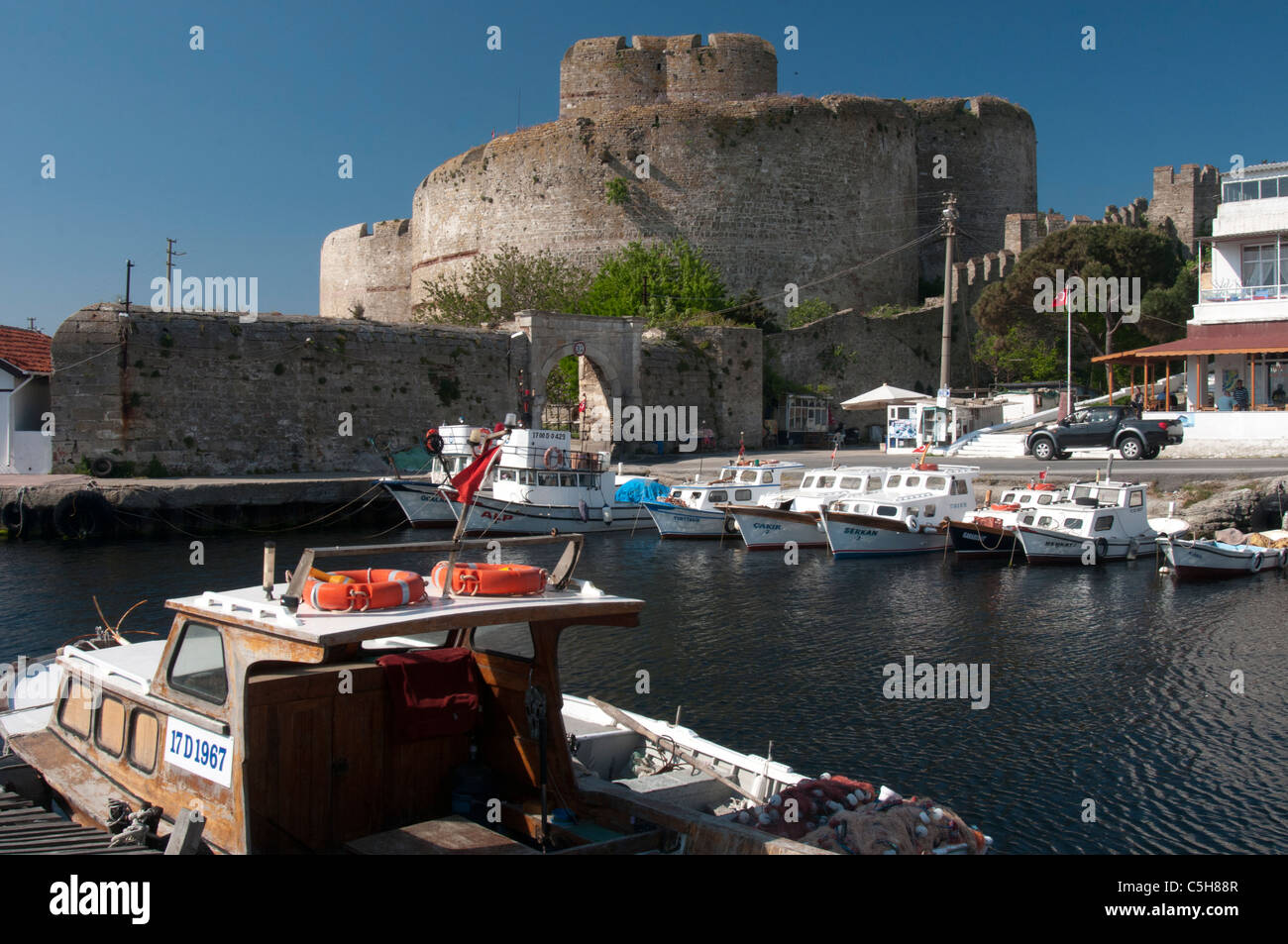 Fortezza ottomana si erge vegli su di questo villaggio di pescatori sull'stretto dei Dardanelli Foto Stock