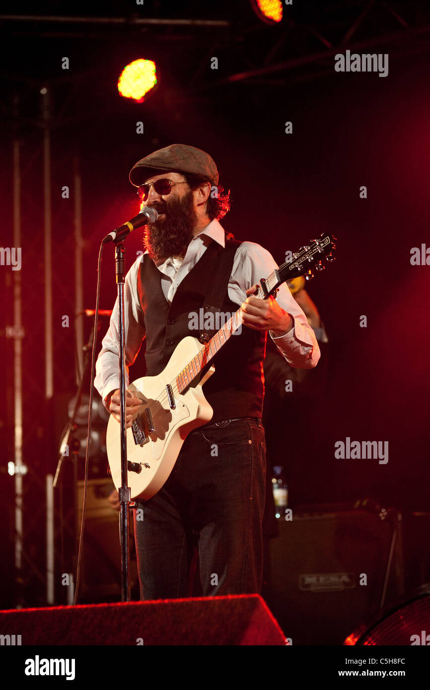 Anguille che si esibiscono sul palco di Word al Latitude Festival 2011 Foto Stock