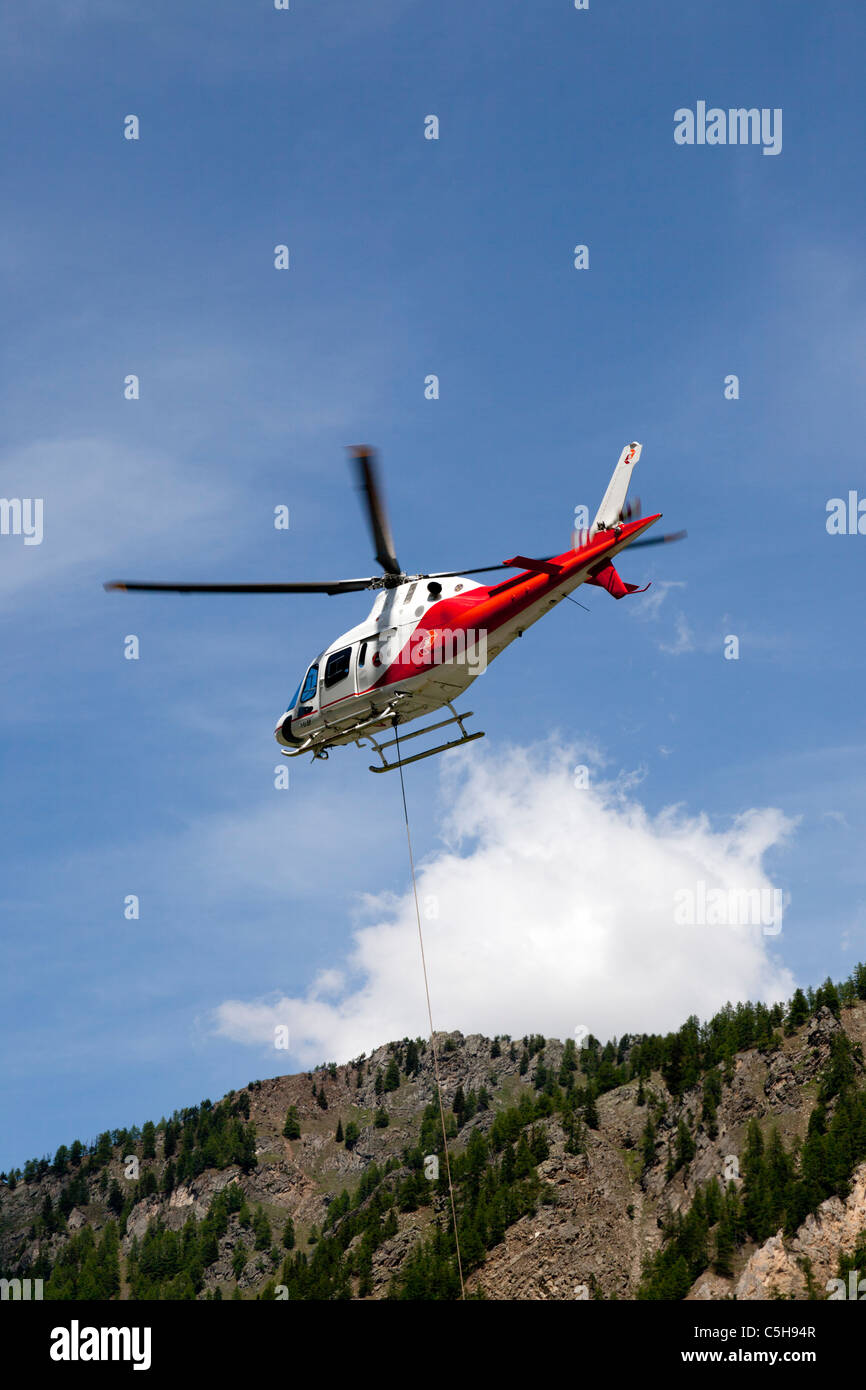 L'impostazione di un sito di montagna da un elicottero (Italia). Approche d'un sito en montagne par hélicoptère (Val d'Aoste-Italie). Foto Stock