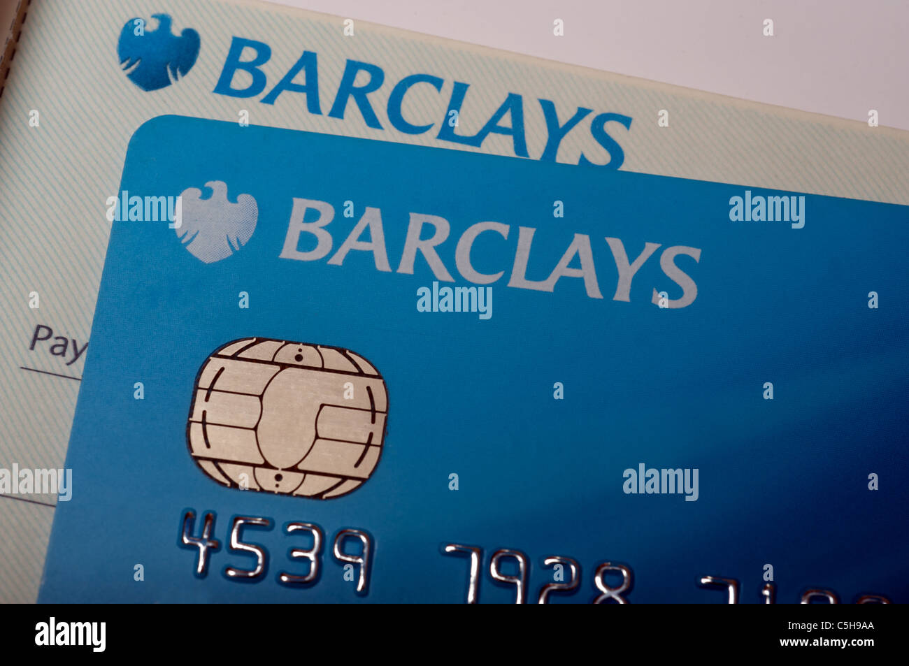 Barclaycard carta di debito e verificare libro Foto Stock