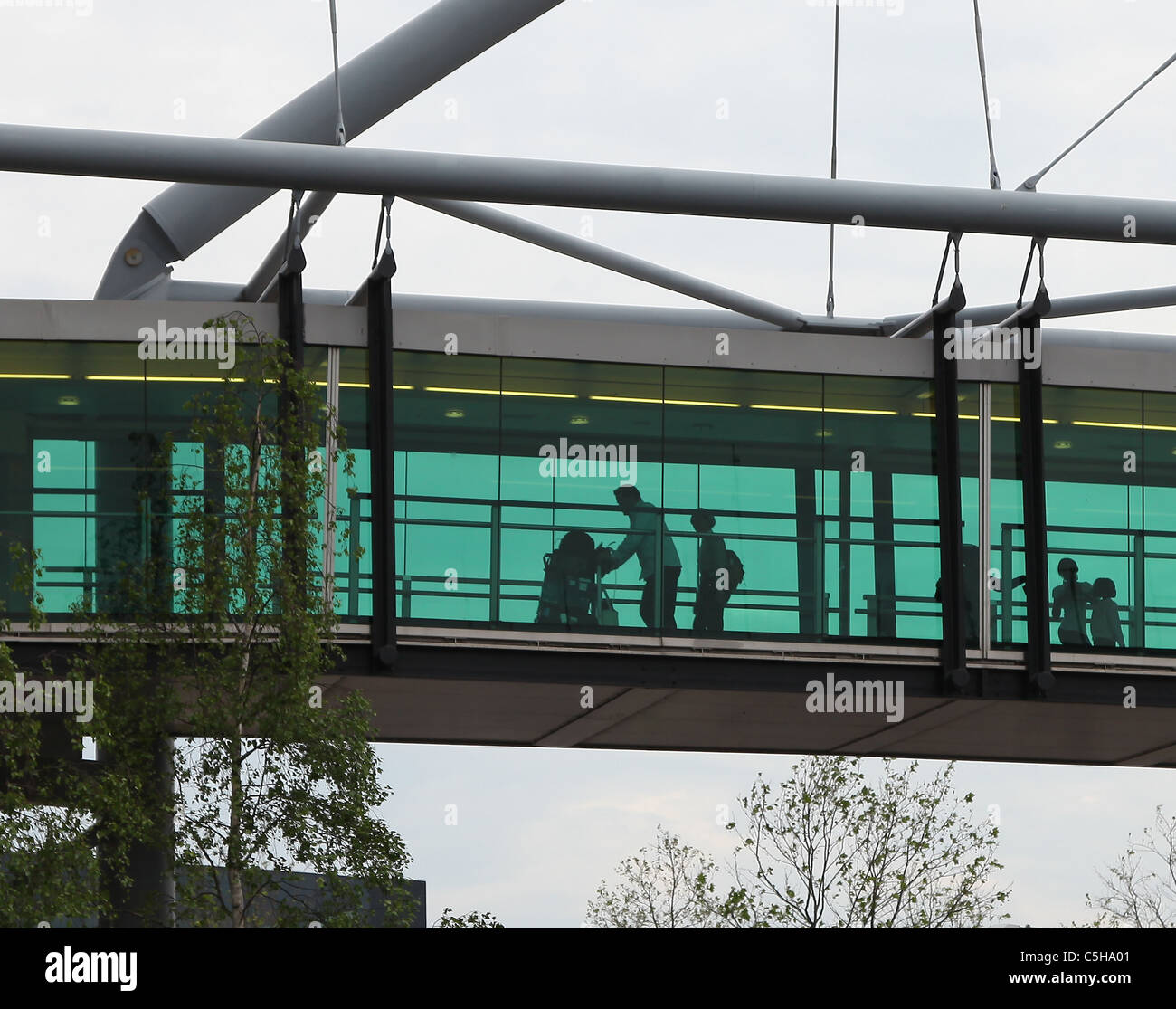 Il trasporto passeggeri bridge all'Aeroporto di Londra Heathrow Foto Stock