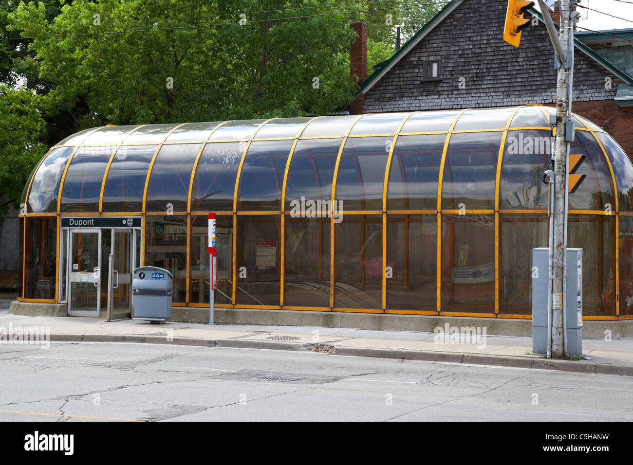 Dupont ttc coperto stazione della metropolitana ingresso toronto ontario canada Foto Stock