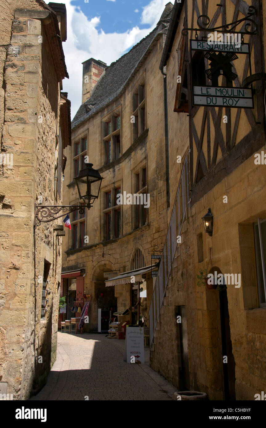 Strada stretta vecchio Sarlat-la-Caneda Perigord Francia Foto Stock