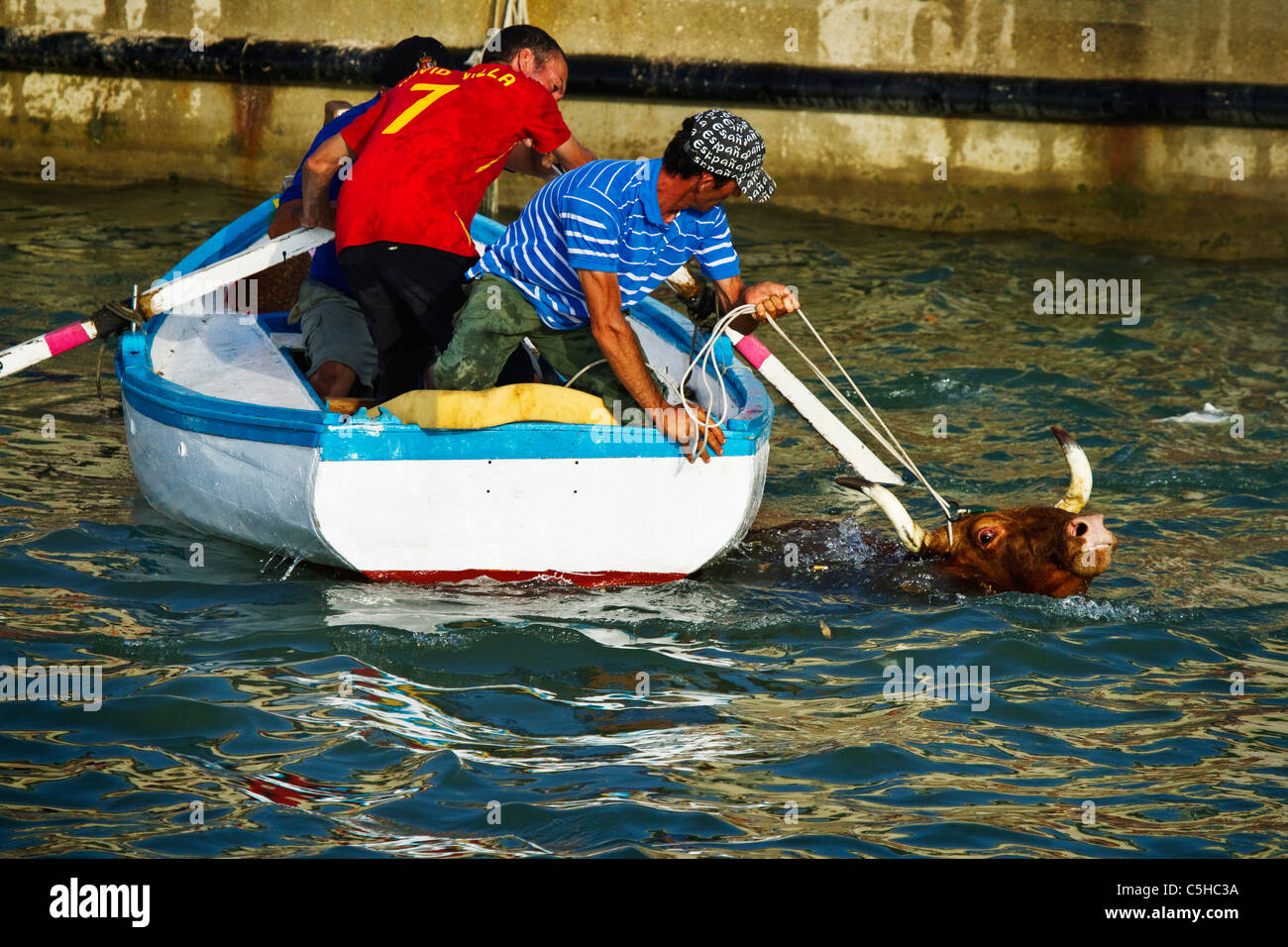 Una piccola barca di salvataggio un toro al "Bous a la mar" o tori al mare festival in Denia ,Spagna 2011 Foto Stock