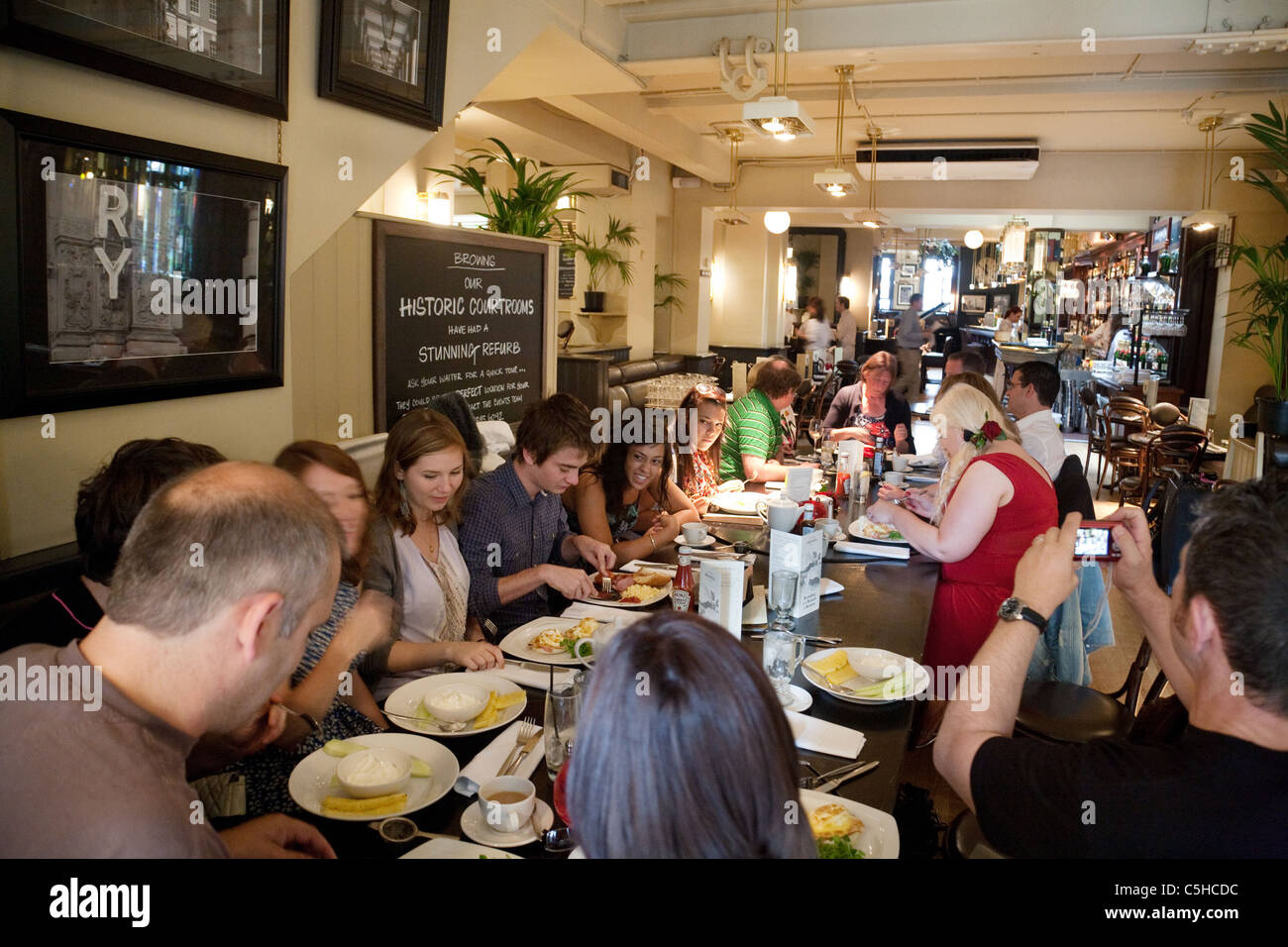 Persone di mangiare al ristorante Browns, Covent Garden, Londra UK Foto Stock