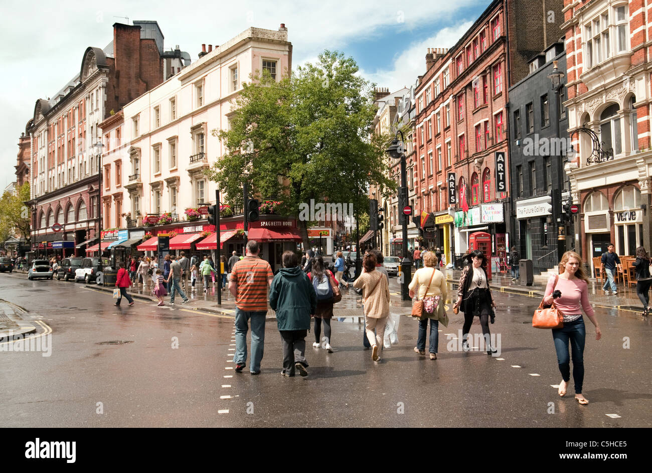 Le persone che attraversano la strada, Covent Garden, Londra UK Foto Stock