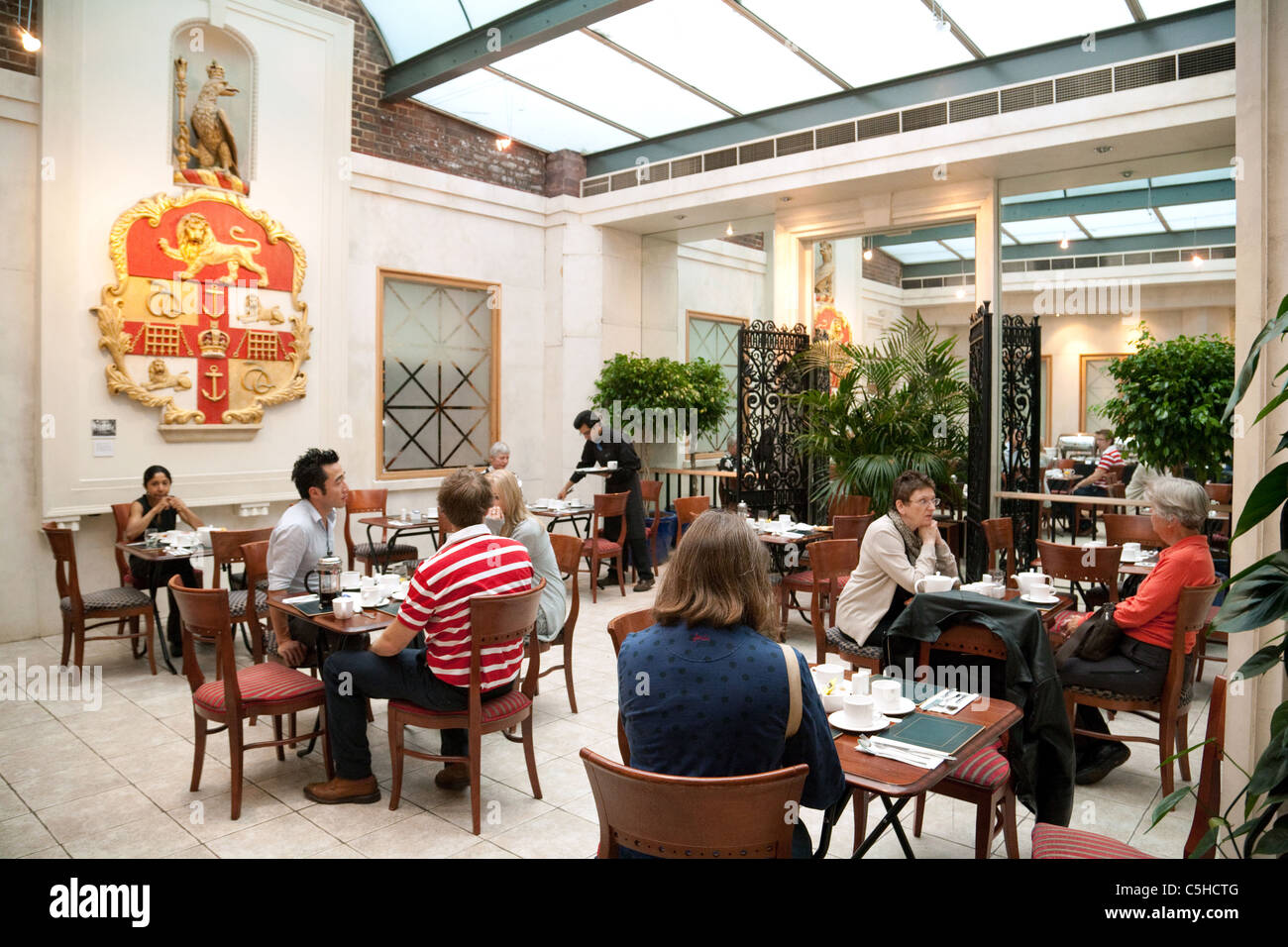 Gli ospiti hanno la prima colazione presso il Royal College of Surgeons, Lincolns Inn Fields, LONDON REGNO UNITO Foto Stock