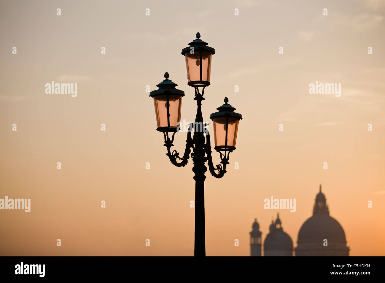 Un ornato lampione al tramonto, Venezia, Italia Foto Stock