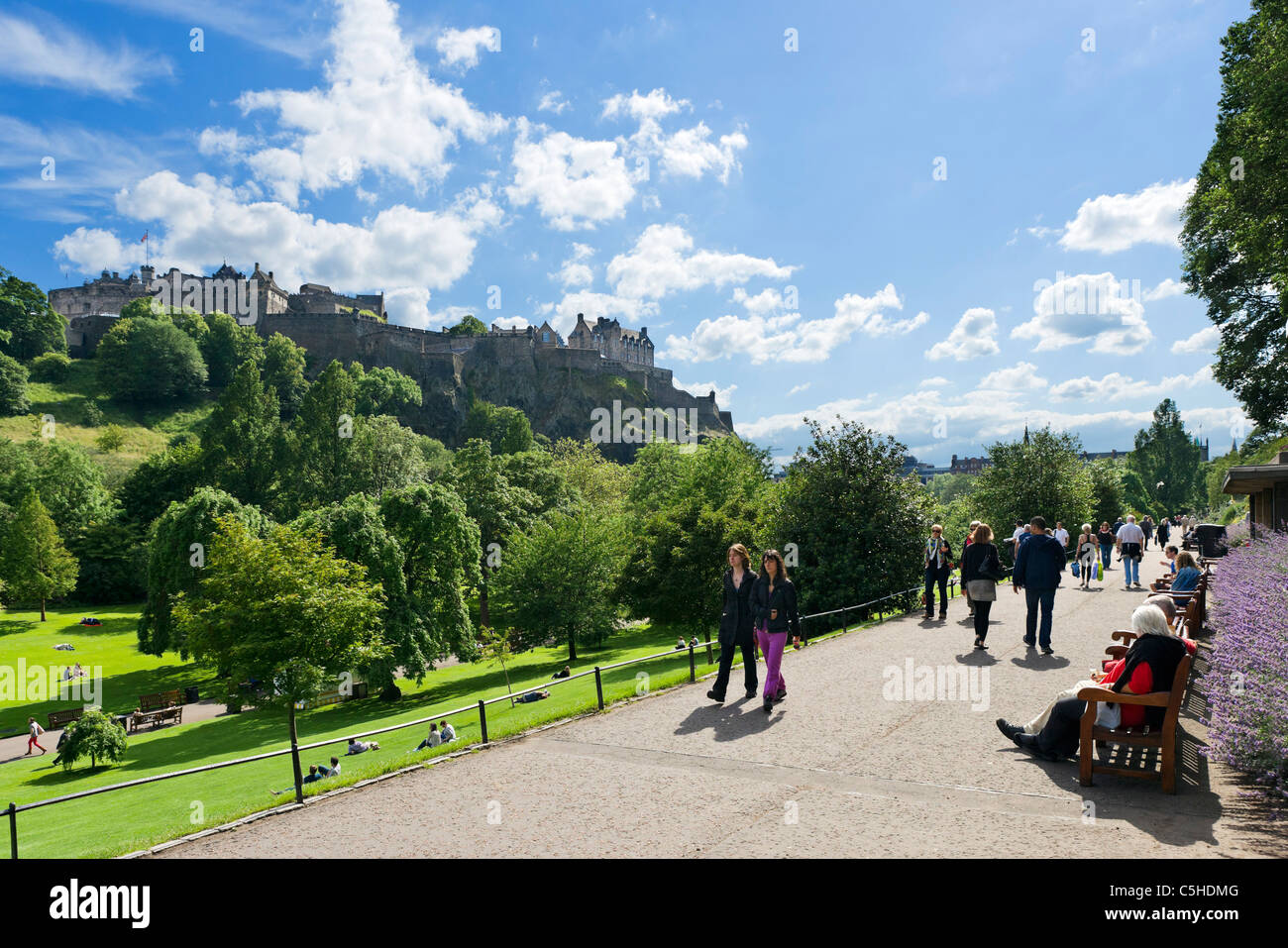 Vista su Princes Gardens con il castello sulla collina alle spalle, Edimburgo, Scozia, Regno Unito Foto Stock