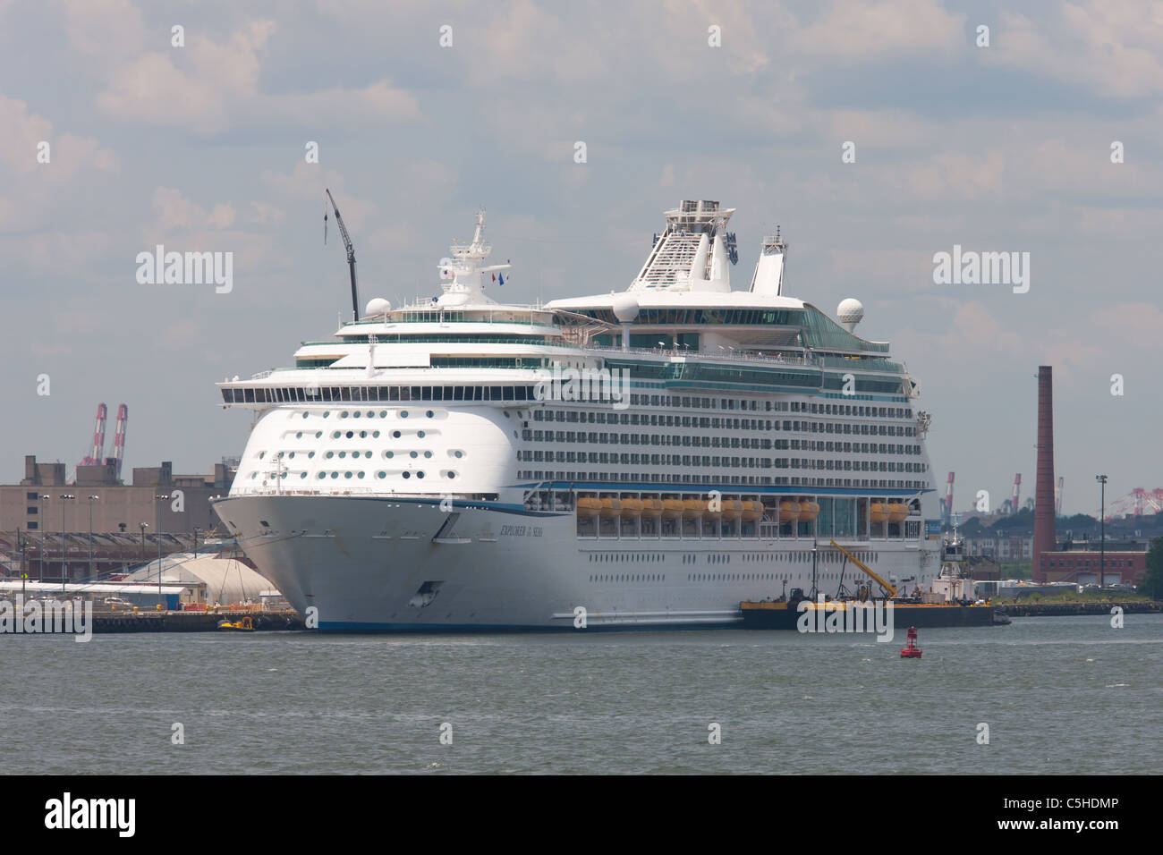 Royal Caribbean nave da crociera Explorer dei mari ancorata al Cape Liberty Cruise Port a Bayonne, New Jersey. Foto Stock