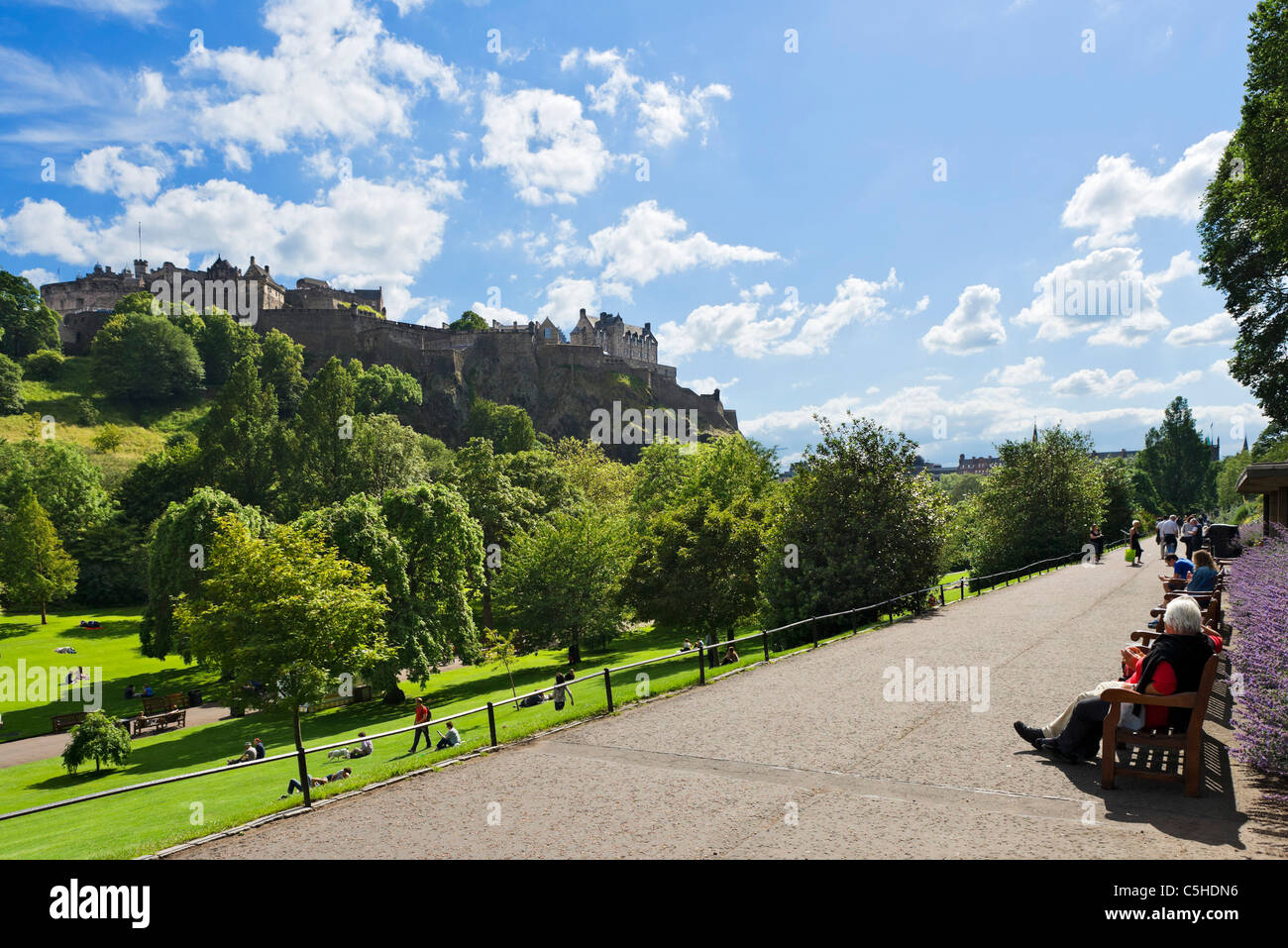 Vista su Princes Gardens con il castello sulla collina alle spalle, Edimburgo, Scozia, Regno Unito Foto Stock