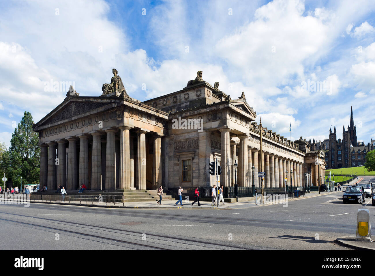 La Scottish National Gallery è vista da Princes Street, Edimburgo, Scozia, Regno Unito Foto Stock