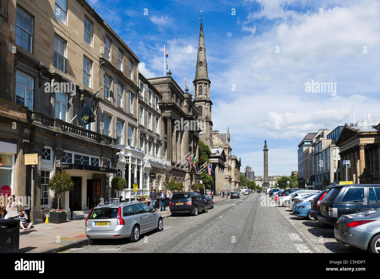 George Street guardando verso St Andrew Square, New Town, Edimburgo, Scozia, Regno Unito Foto Stock