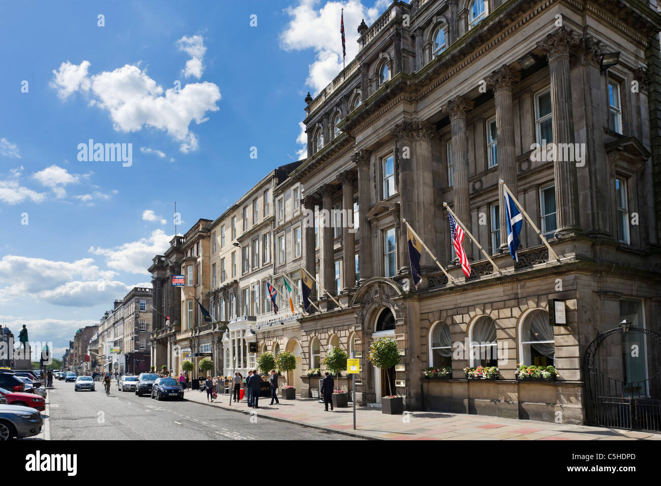 George Street con il George Hotel a destra, New Town, Edimburgo, Scozia, Regno Unito Foto Stock