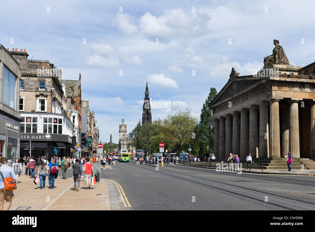 Vista su Princes Street con la Scottish National Gallery sulla destra, Edimburgo, Scozia, Regno Unito Foto Stock