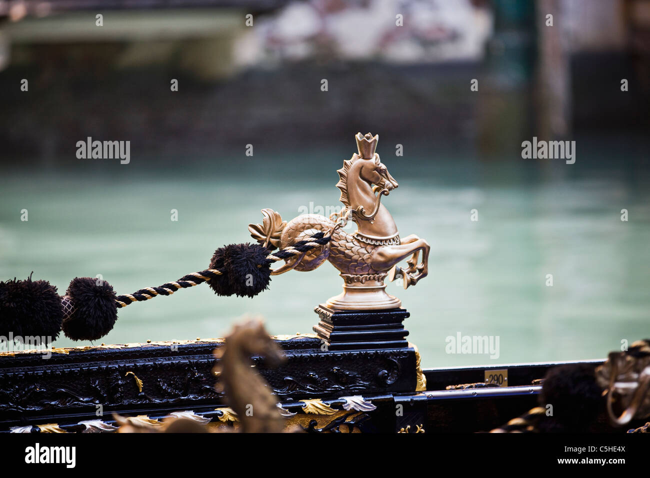 Tradizionale cavalluccio marino dorato decorazione su una gondola, Venezia, Italia Foto Stock