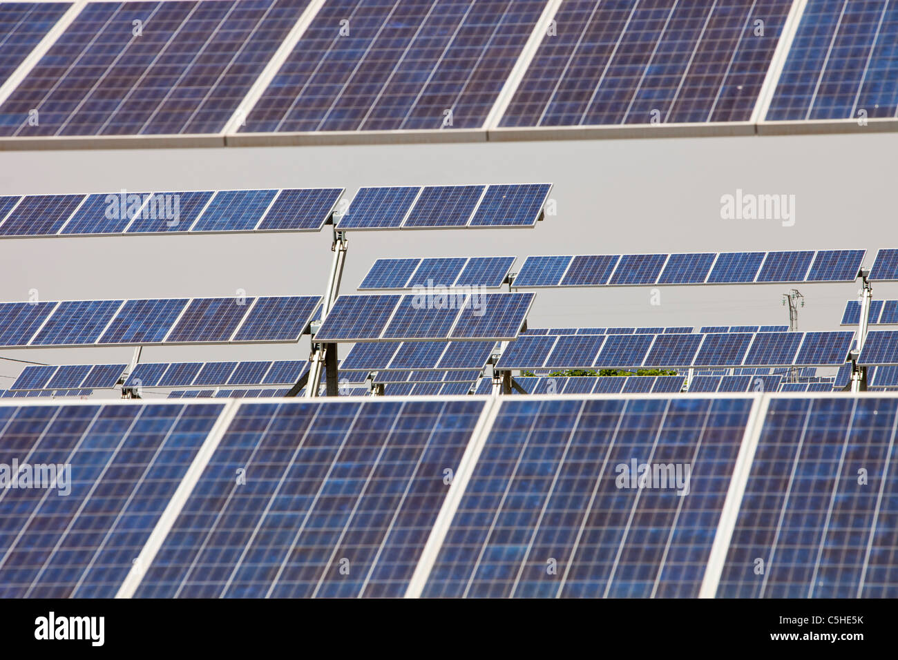 Una foto voltaico Solar Power Station in prossimità di mercia, Spagna, tra un frutteto Foto Stock