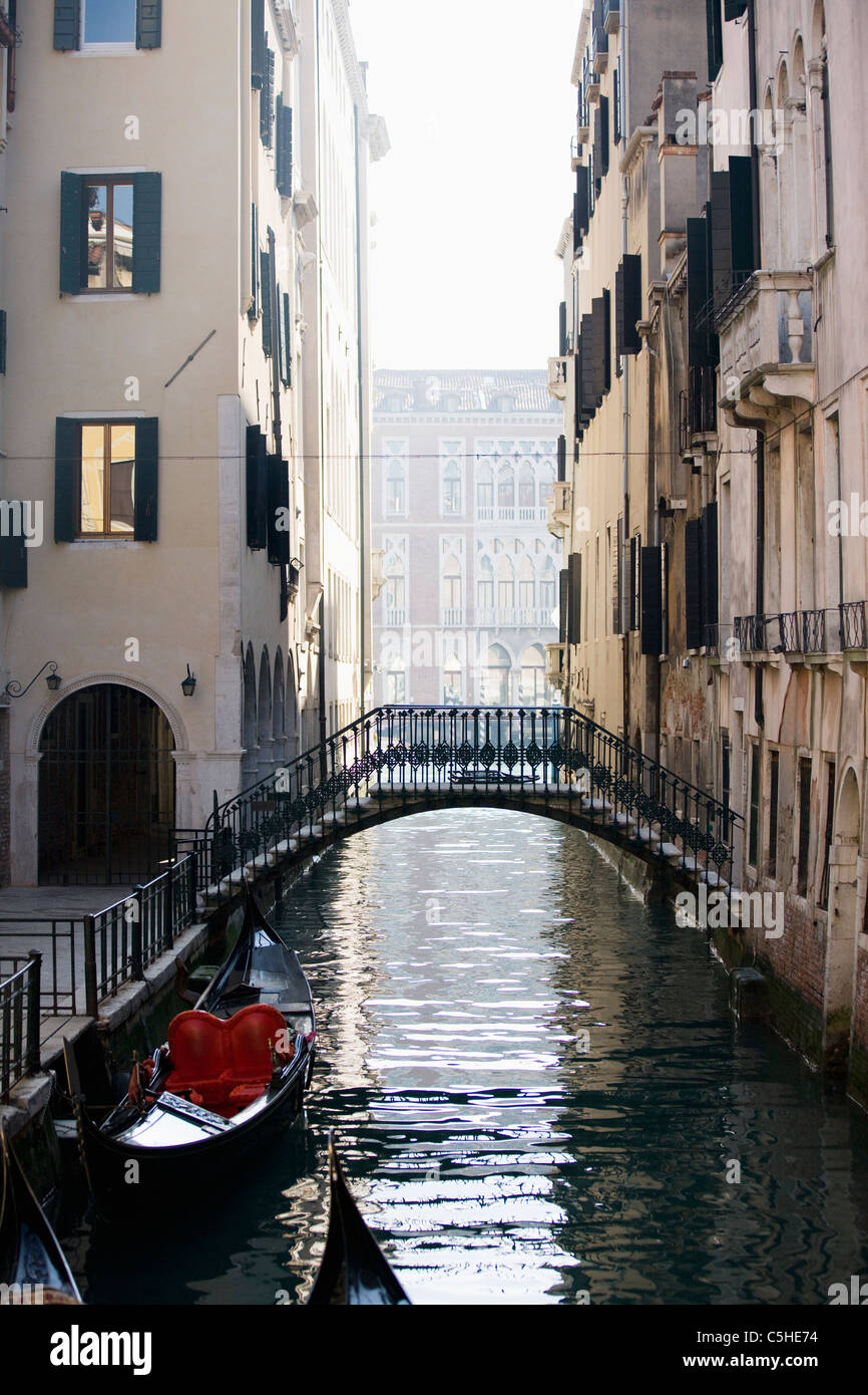 Un canale con un ponte e Gondola, Venezia, Italia Foto Stock