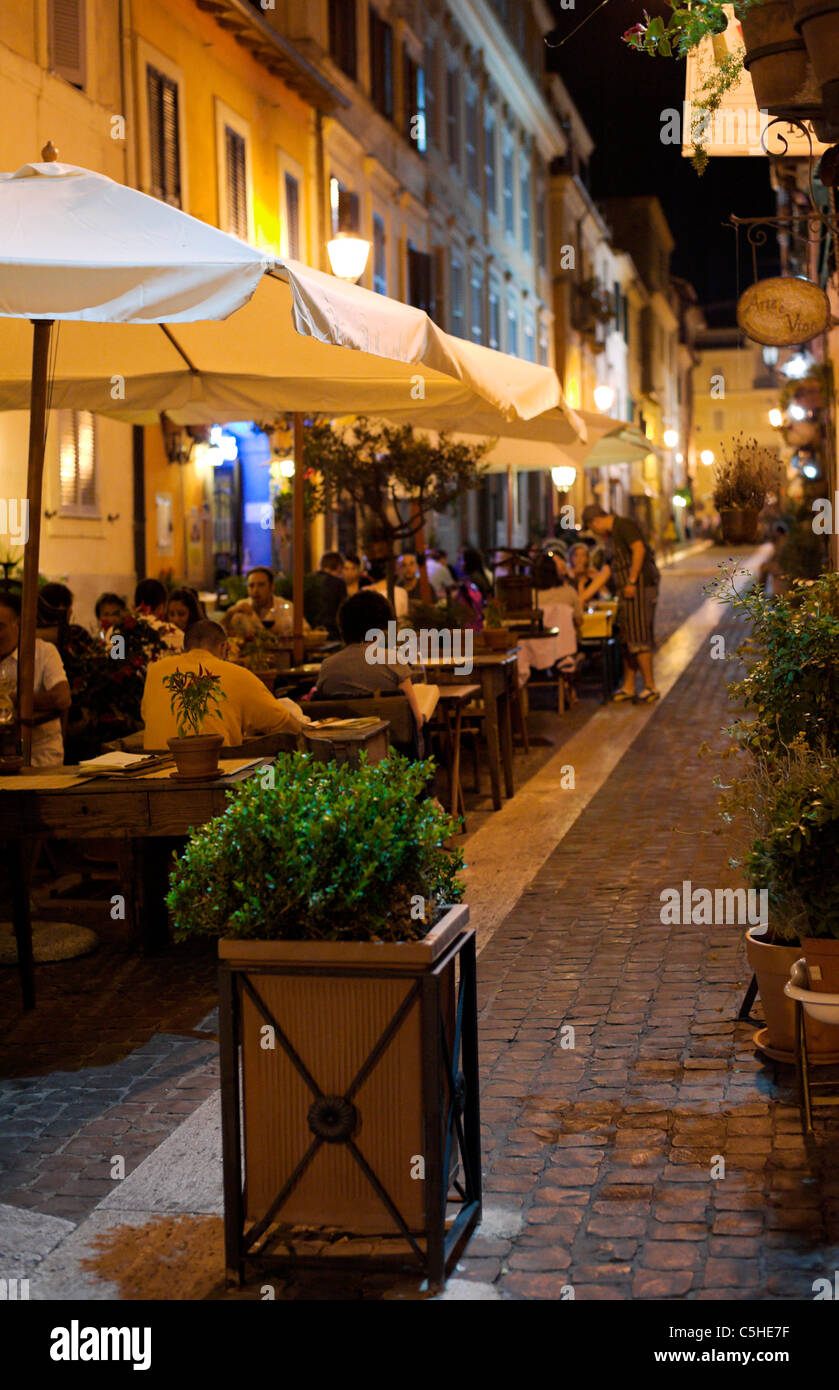 Castel Gandolfo, ristorante tavoli all'aperto, al fresco, sulla strada principale di notte. Durante la stagione estiva. Foto Stock