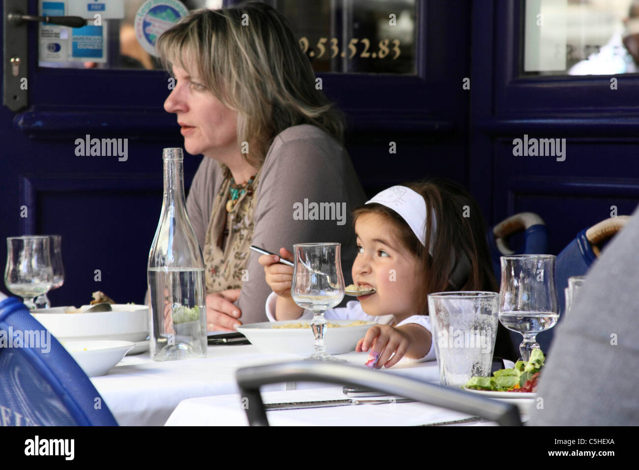 Diners di mangiare al di fuori di un ristorante di Parigi a Versailles Foto Stock