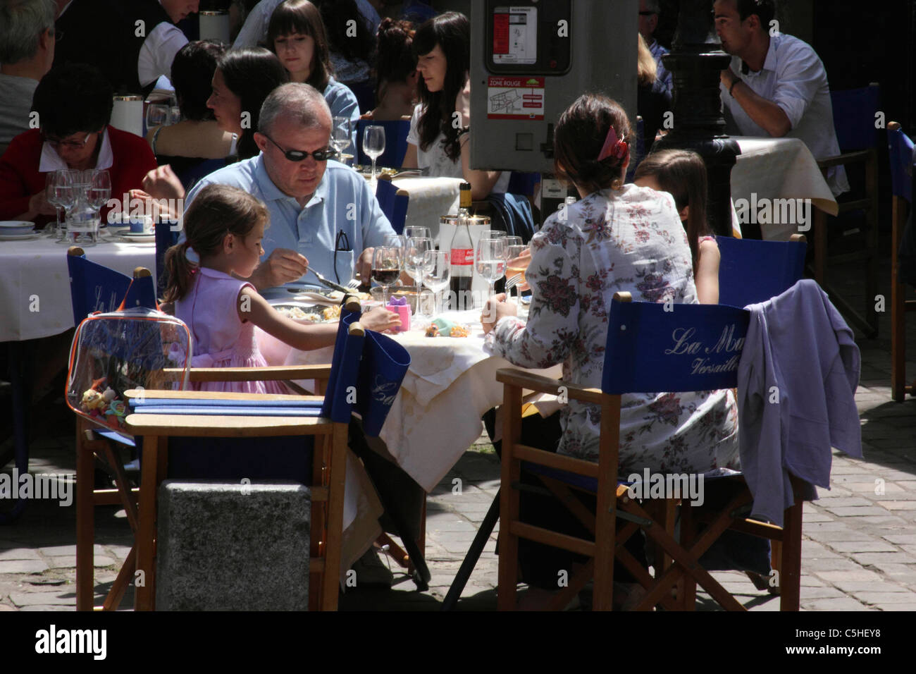 Diners mangiare il pranzo al di fuori di un ristorante di Parigi a Versailles Foto Stock