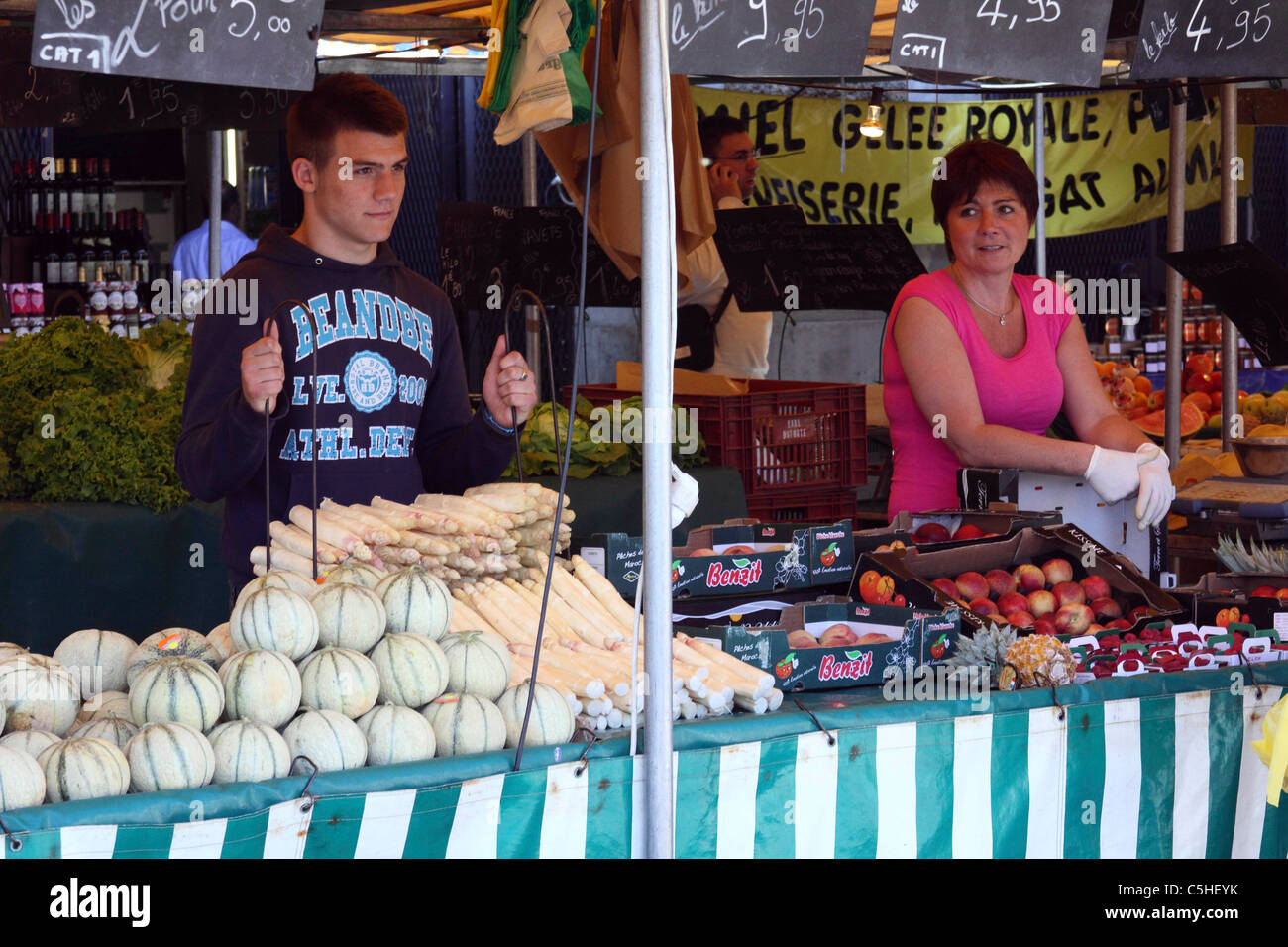 Pressione di stallo di frutta in Versailles mercato all'aperto Foto Stock