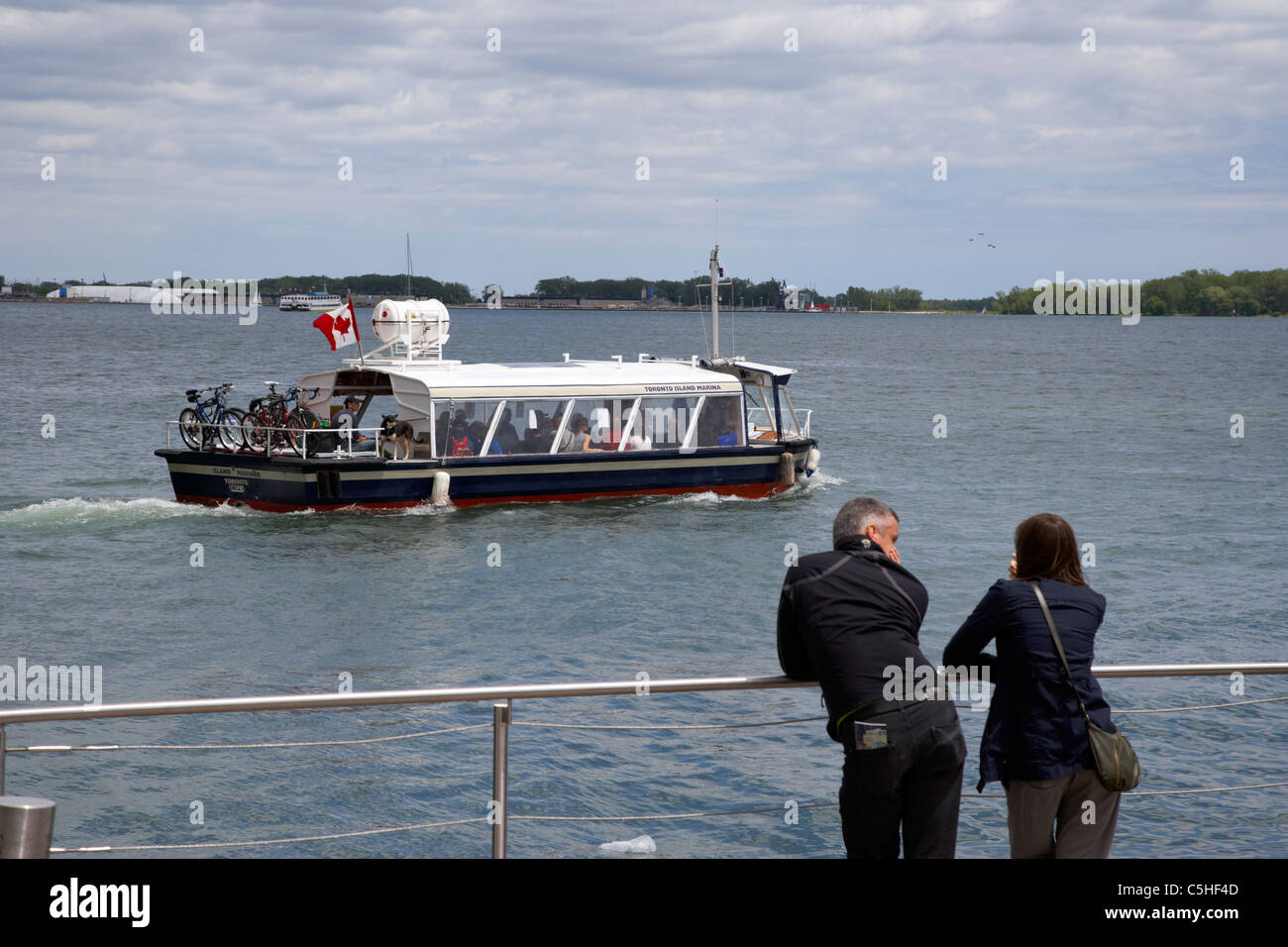 I turisti a guardare il toronto island marina barca lasciando la zona del porto di Toronto il lago ontario canada Foto Stock