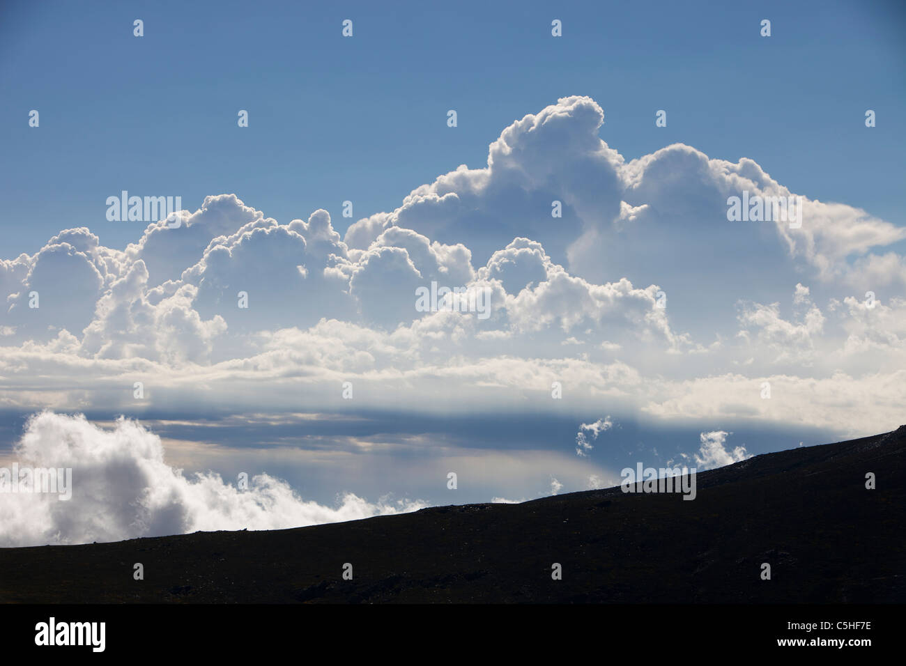 Le nuvole e la nebbia fino a gorgogliamento sopra le cime delle montagne della Sierra Nevada in Andalusia, Spagna Foto Stock