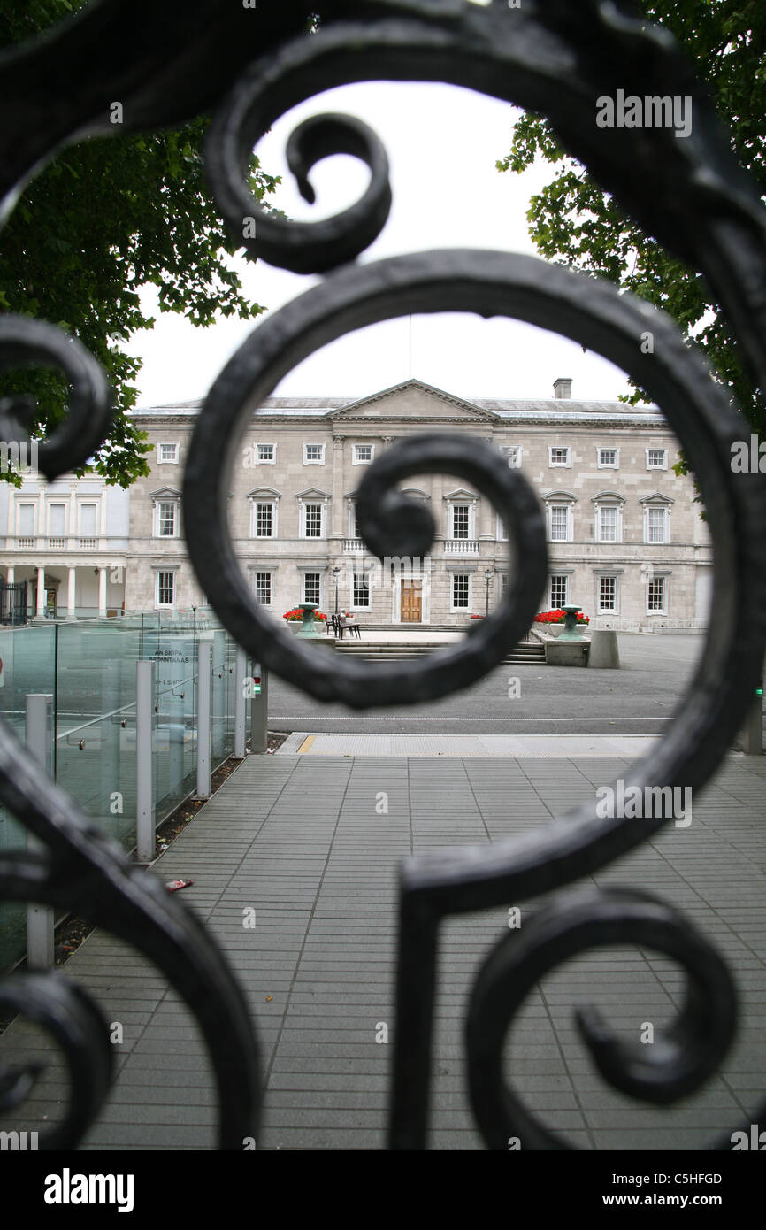 Vista del Leinster House attraverso i cancelli a Dail Eireann Governo irlandese edifici su Kildare Street a Dublino Foto Stock