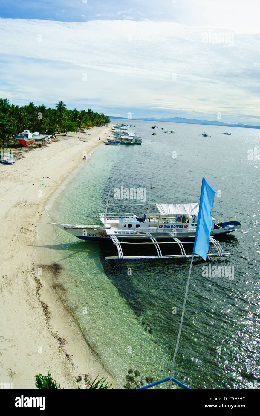 Outrigger come barca diving sulla spiaggia di Isola di Malapascua Foto Stock