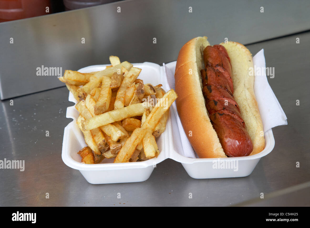 Takeaway di hot dog e patatine fritte da un fast food in stallo toronto ontario canada Foto Stock